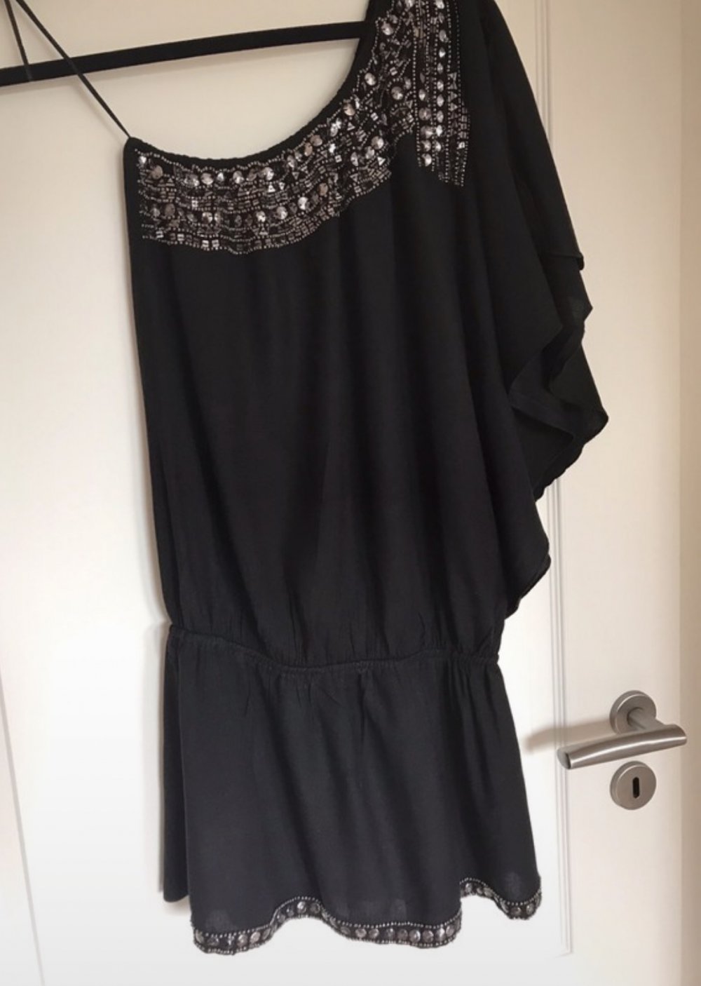 Kurzes Sommerkleid in Gr. M mit einem einzelnen Ärmel 