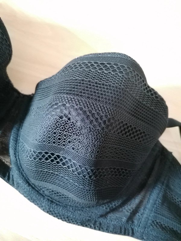 BH schwarz H&M mit Bügel und Muster Gr. 80 C?