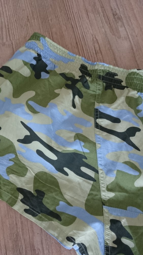 Neu! Shorts im Camouflagelook, Größe XL