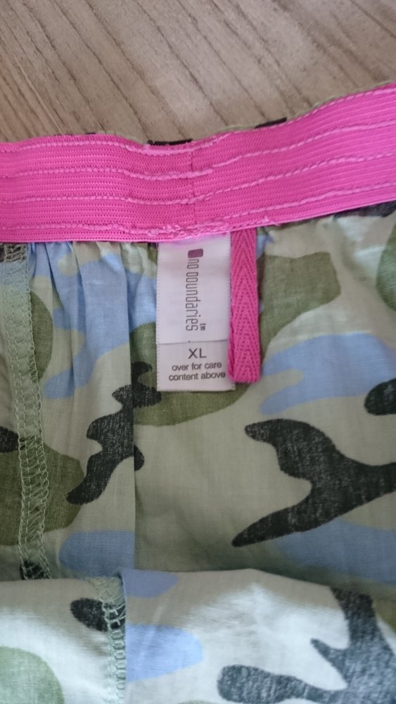 Neu! Shorts im Camouflagelook, Größe XL