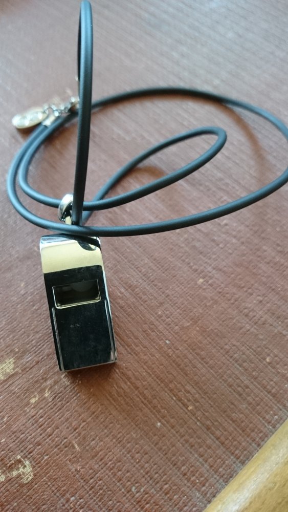 Designschmuck mit Wirkung - Trillerpfeife mit Kautschukkette