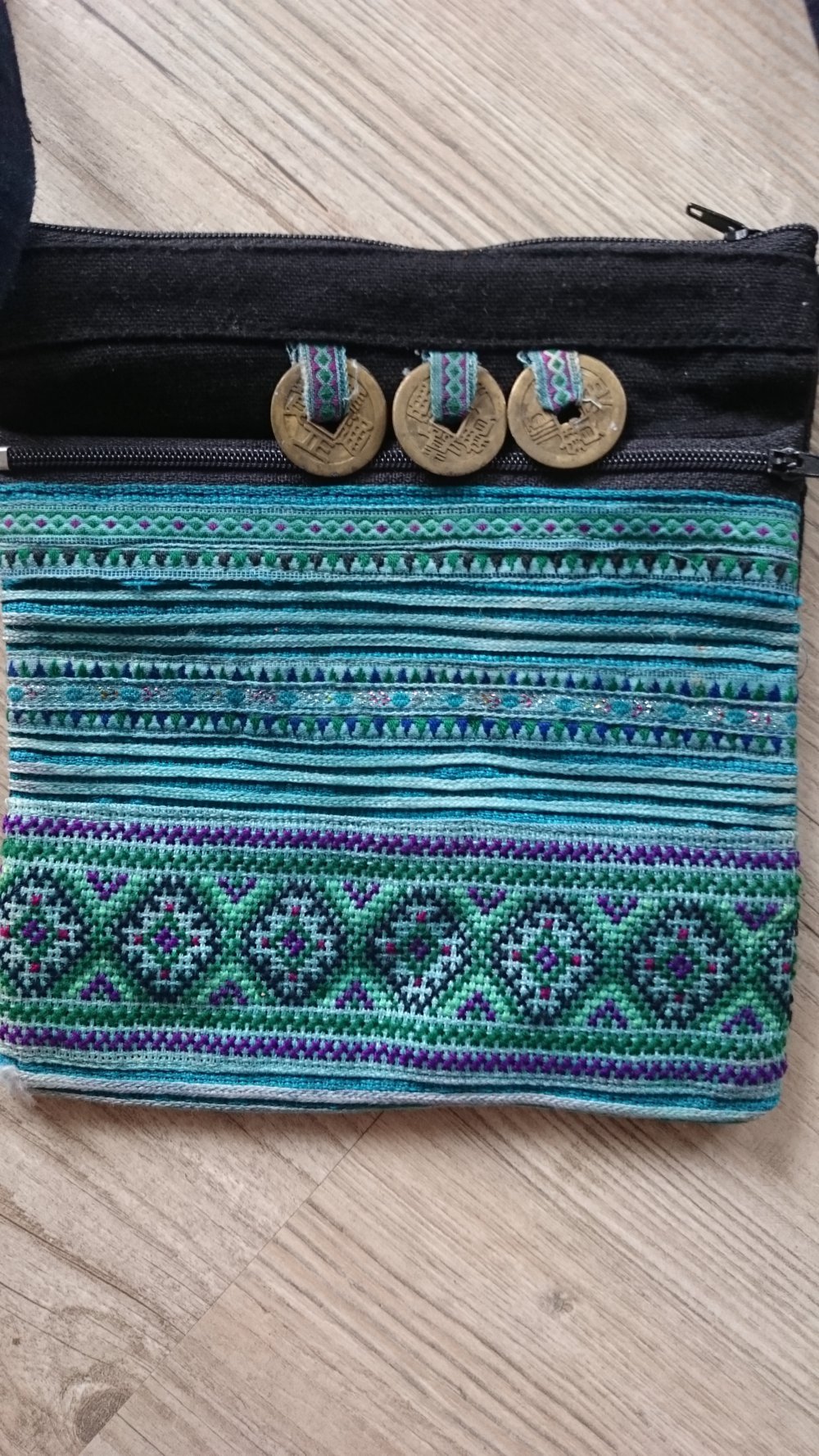 Bestickte Tasche mit 2 Innenfächern und Reissverschluß
