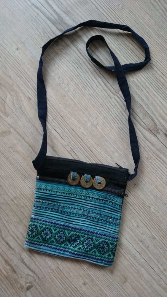 Bestickte Tasche mit 2 Innenfächern und Reissverschluß