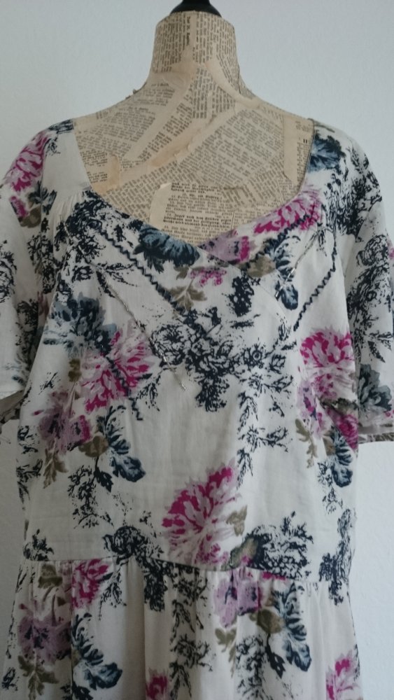 Neu, doppellagges Kleid, Größe 52