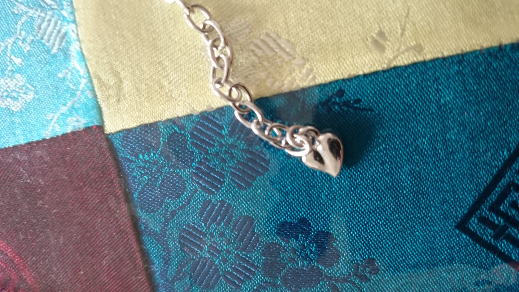 Neu, 3 reihige Kette mit Perlen und weissen Steinen