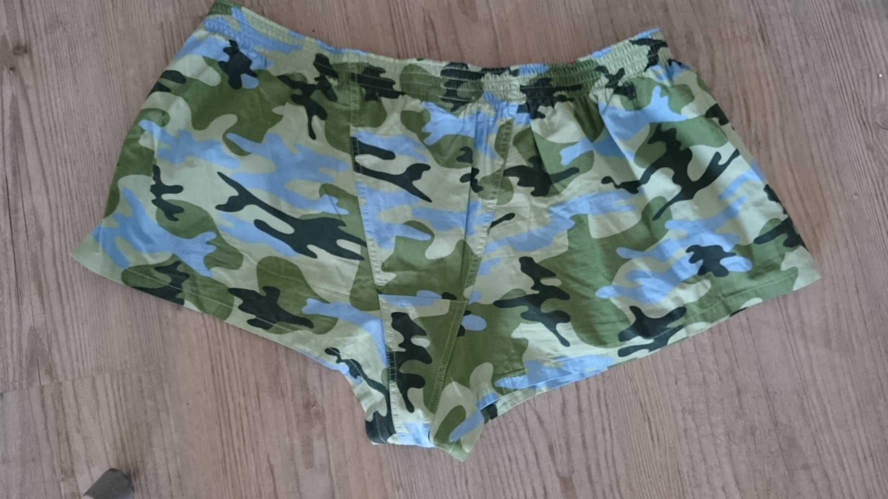 Neu! Shorts im Camouflagelook, Größe XL