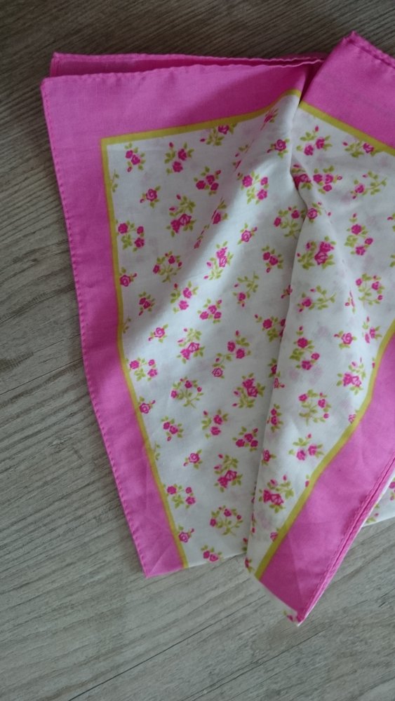 Neu mit Etikett! Tuch - Bandana mit Blumenmuster - rosa