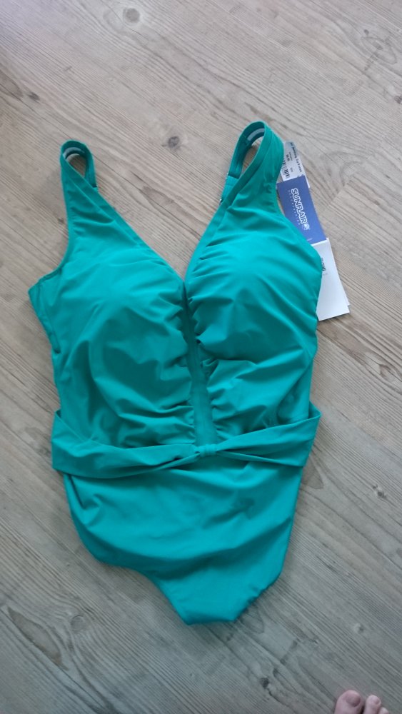 Neu, Badeanzug mit Volant, Gr. 54, NP 99.- Euro