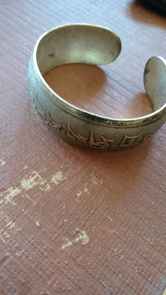Armreif silberfarbenes Metall mit Gravur
