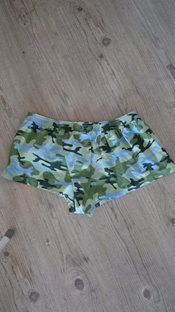 Neu! Shorts im Camouflagelook, Größe XL