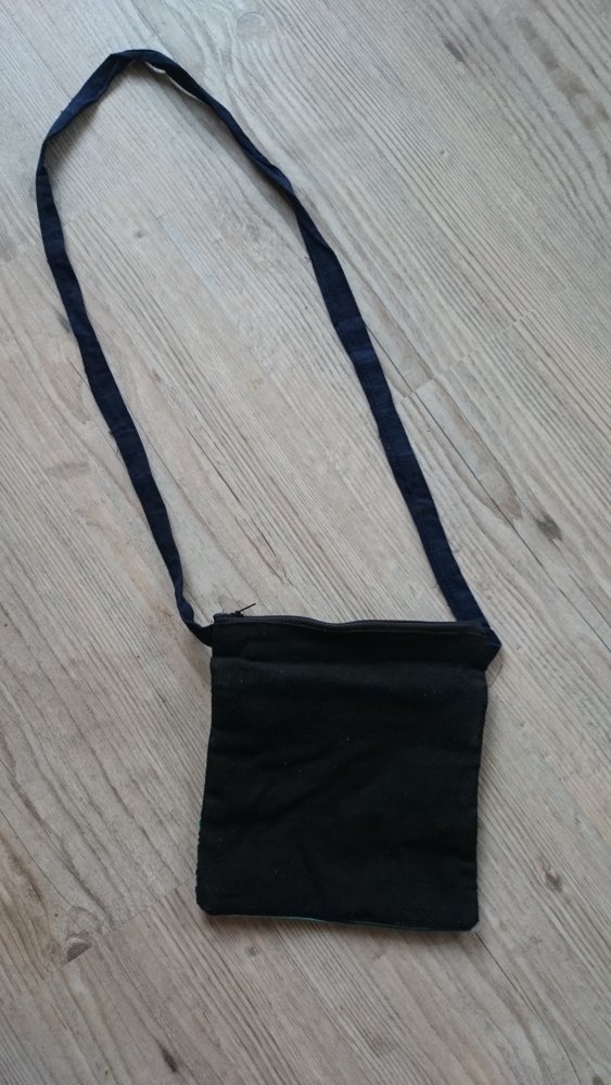 Bestickte Tasche mit 2 Innenfächern und Reissverschluß