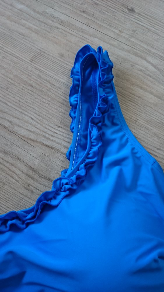 Neu, Badeanzug mit Volant, Gr. 52 C, NP 62.- Euro