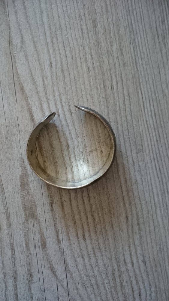 Armreif silberfarbenes Metall mit Gravur
