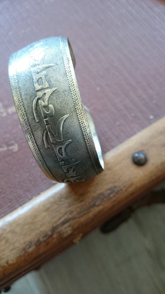 Armreif silberfarbenes Metall mit Gravur
