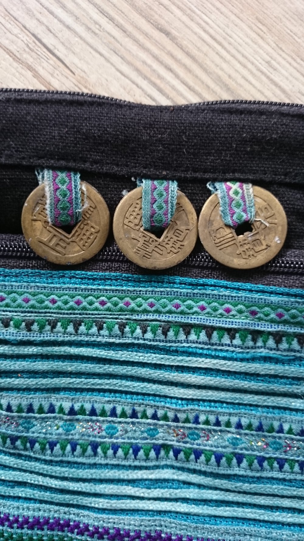 Bestickte Tasche mit 2 Innenfächern und Reissverschluß