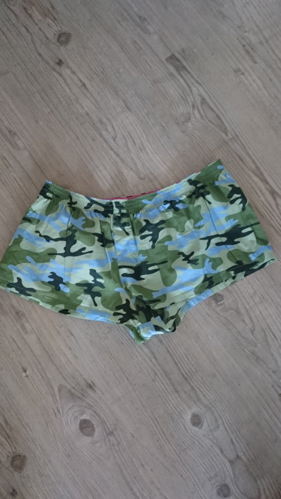 Neu! Shorts im Camouflagelook, Größe XL