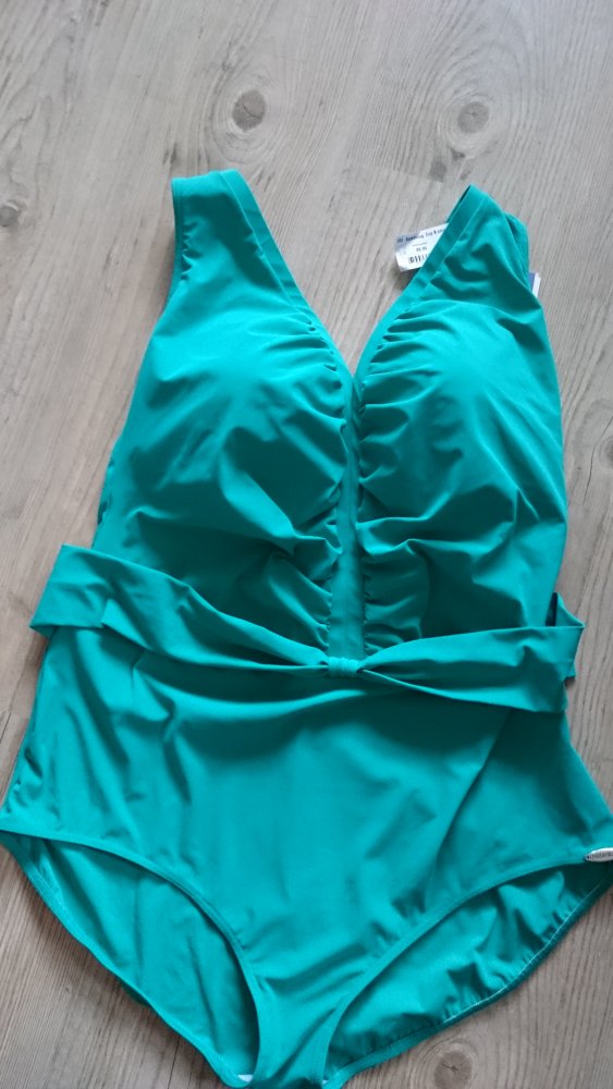 Neu, Badeanzug mit Volant, Gr. 54, NP 99.- Euro