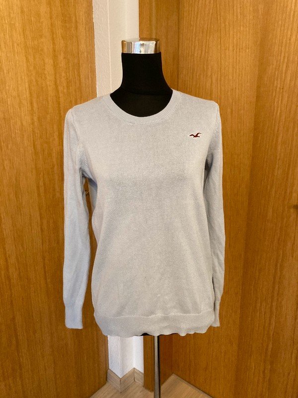 Hellblauer Pullover
