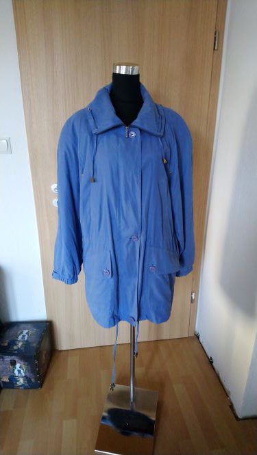 Blaue Herbstjacke