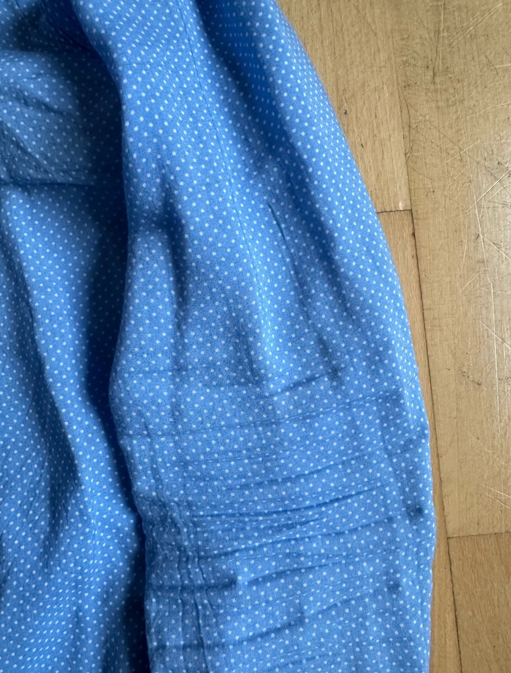 Mittelblaue Bluse mit weißen Pünktchen