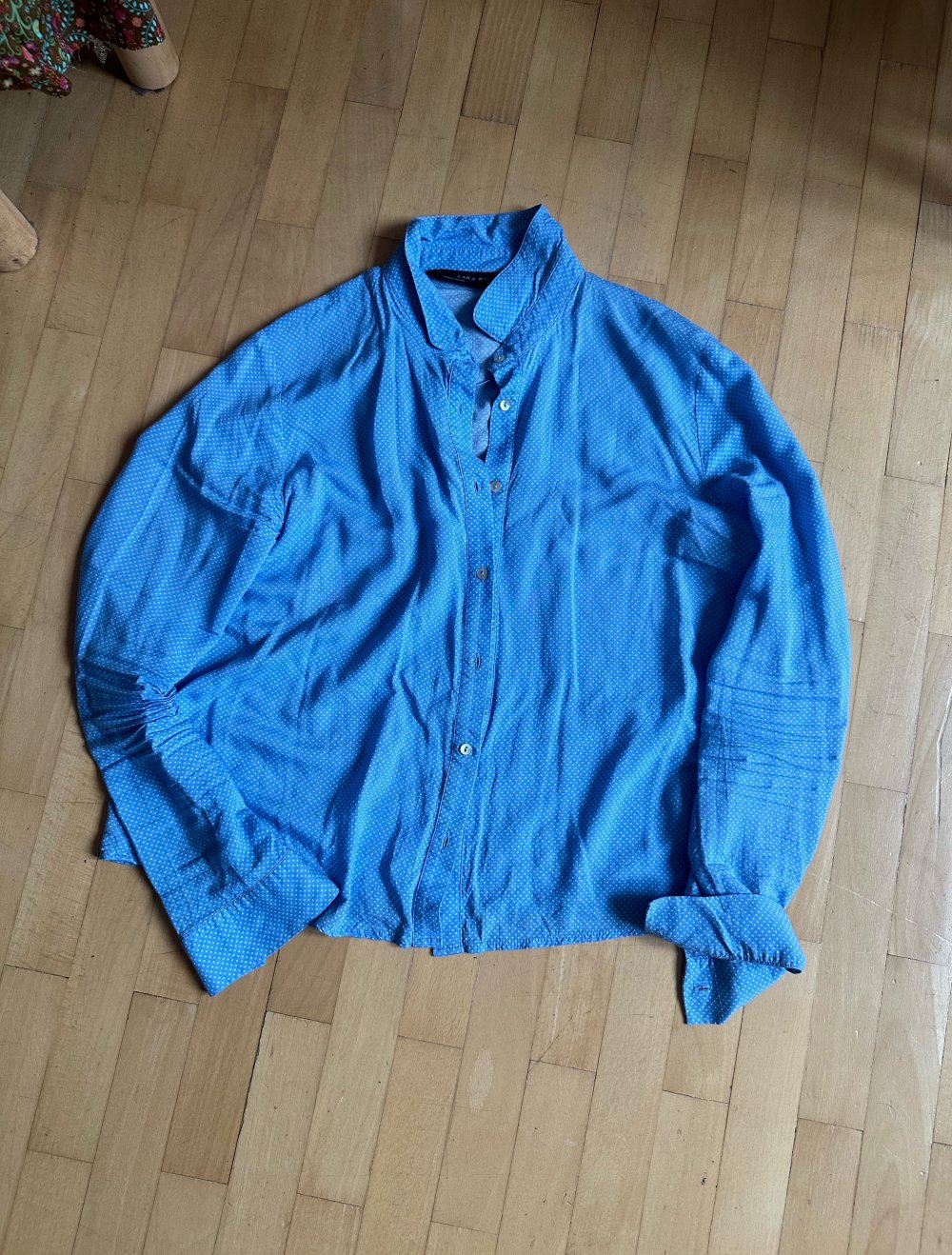 Mittelblaue Bluse mit weißen Pünktchen