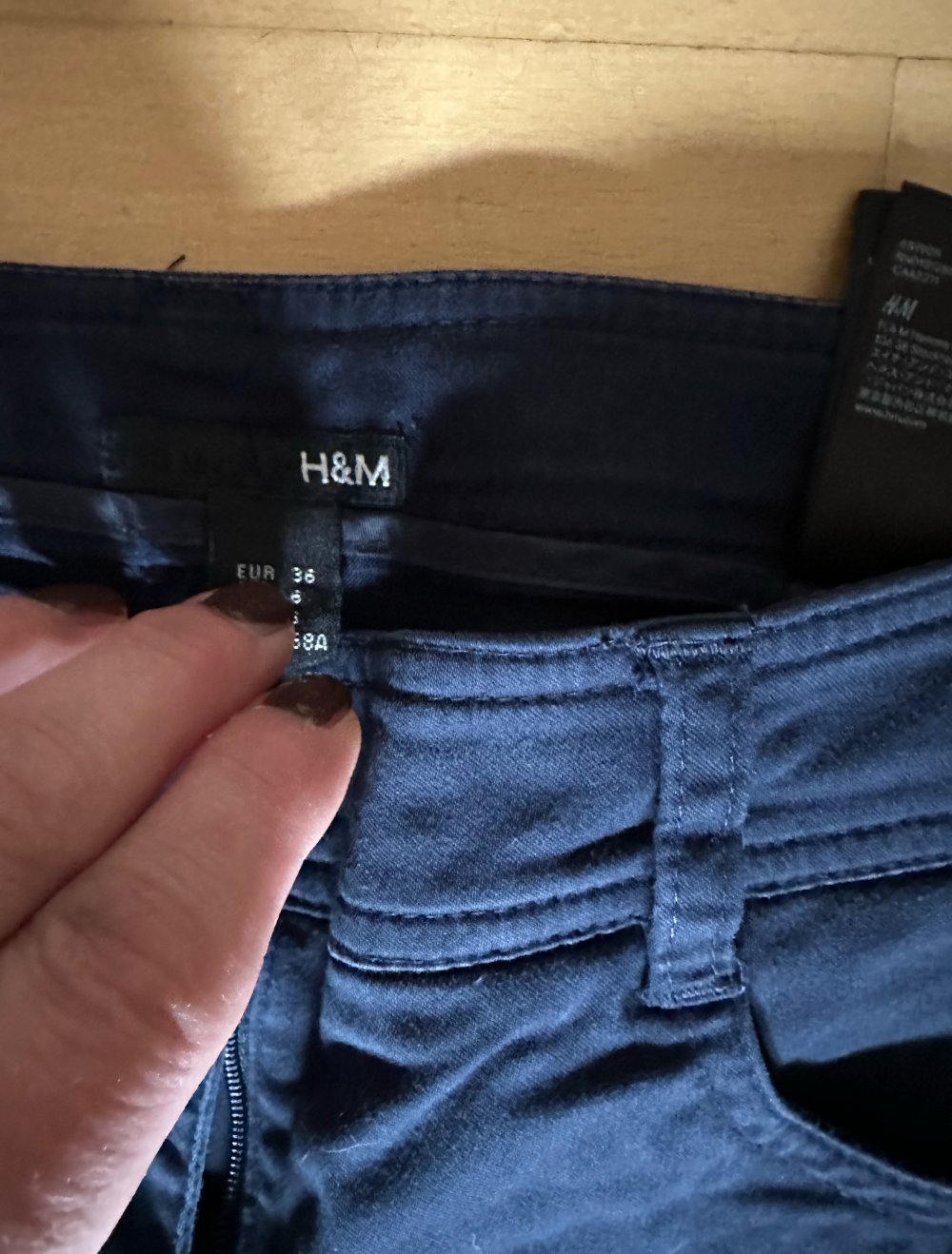 Dunkelblaue Hose mit geradem Schnitt