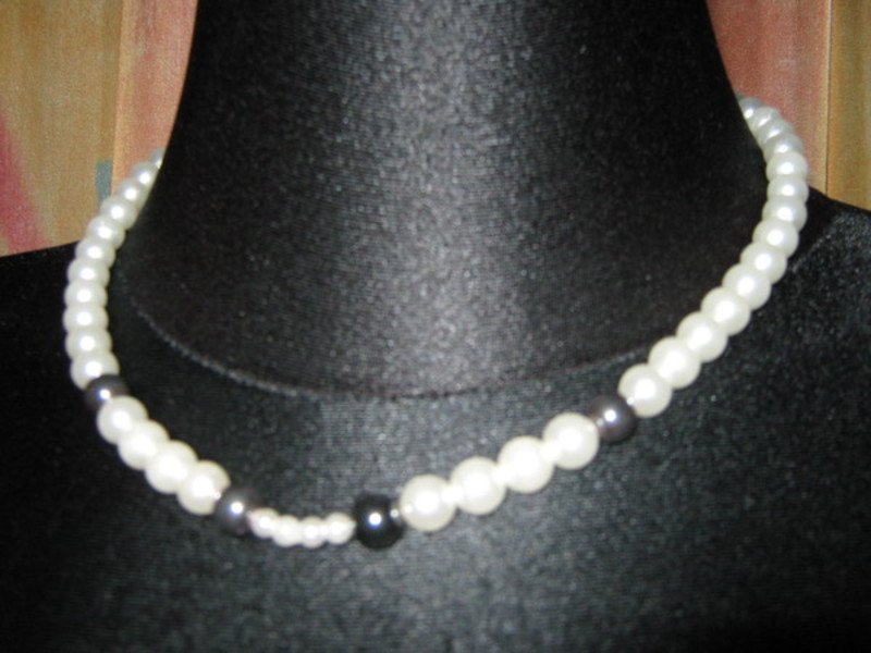 NEUw * Elegant * ausgefallen * ORIGINAL VINTAGE * Designer * Perlen * Collier * Kette * cremé- weiß * rauch- blau *
