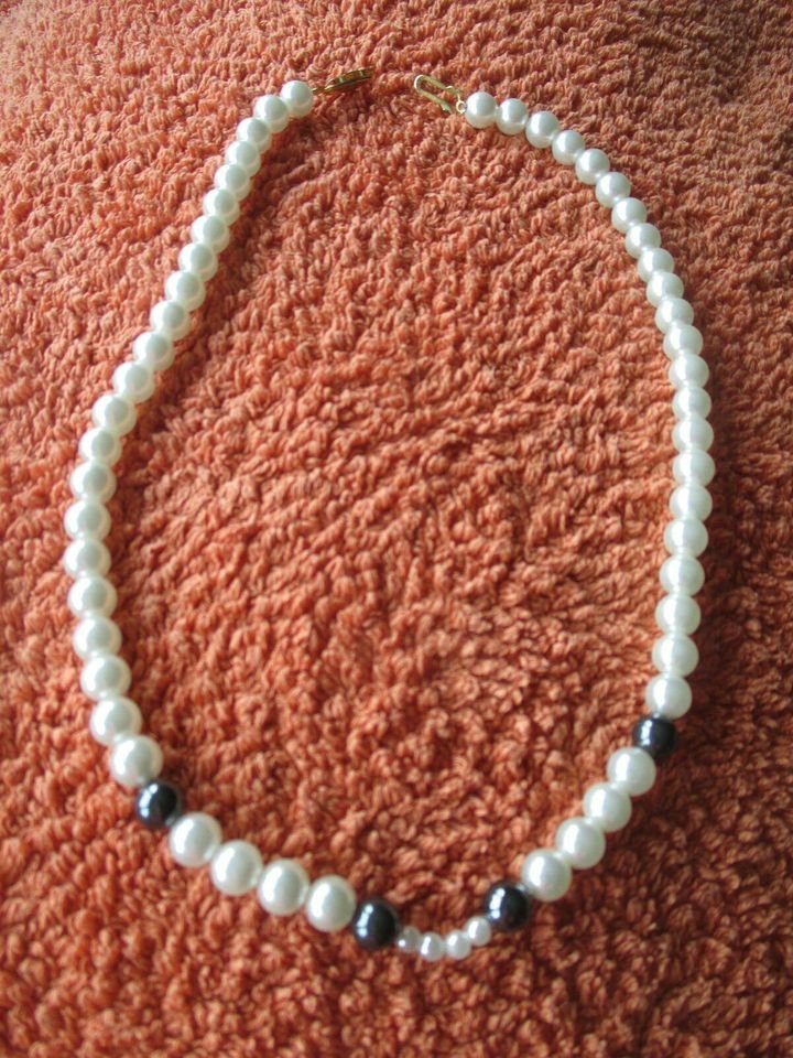 NEUw * Elegant * ausgefallen * ORIGINAL VINTAGE * Designer * Perlen * Collier * Kette * cremé- weiß * rauch- blau *