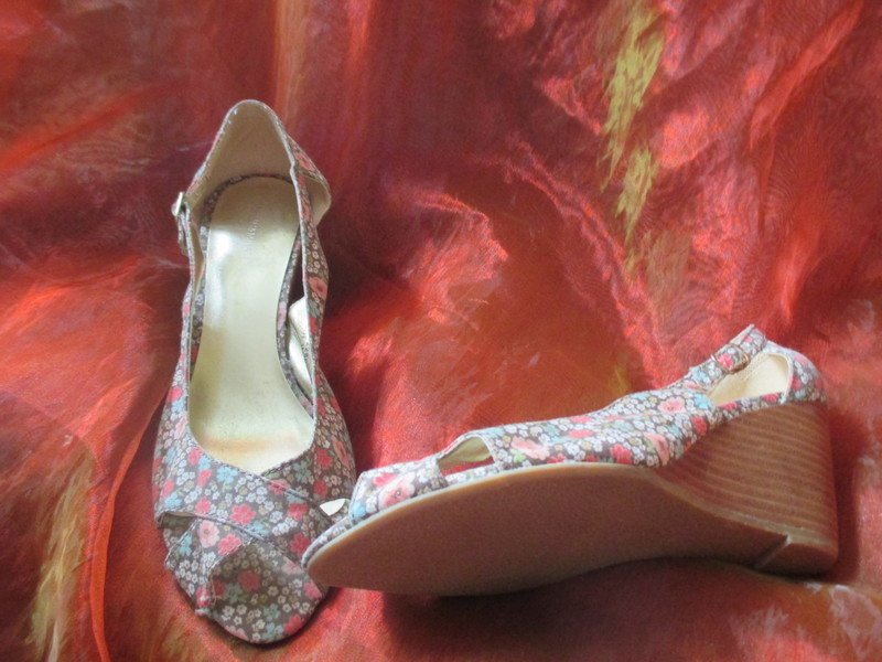 NEU * Petit * Mille Fleurs * Blumen * Blüten * Flower- Power * Peep- Toes * Wedges * Keilabsatz * Sandaletten * Schuhe 