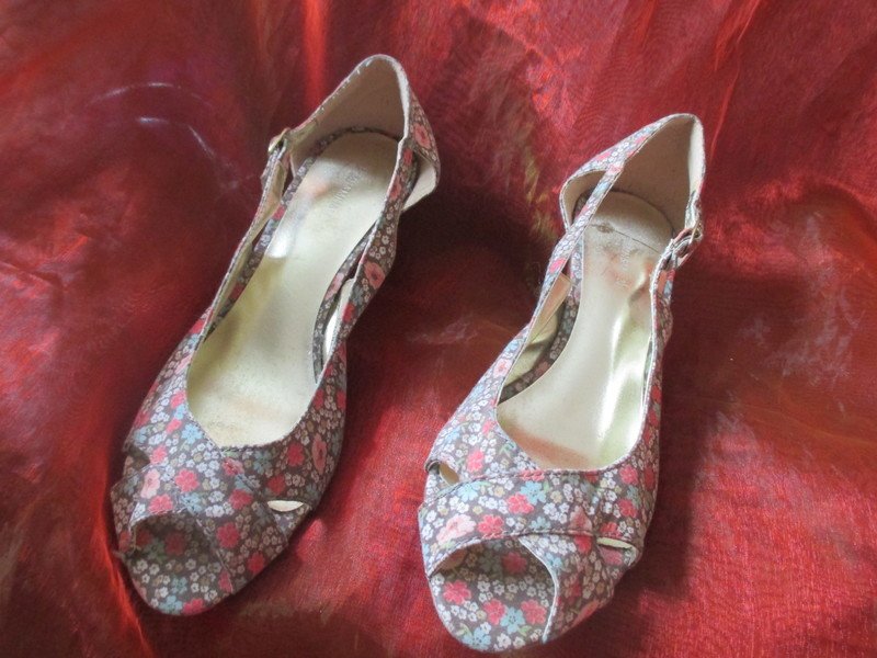 NEU * Petit * Mille Fleurs * Blumen * Blüten * Flower- Power * Peep- Toes * Wedges * Keilabsatz * Sandaletten * Schuhe 