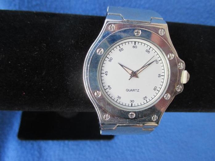 NEU OVP Original verpackt * Mondän * stylisch * Damen oder Herren * Unisex * Retro- Style * Armband- Uhr * Edelstahl- Silber *