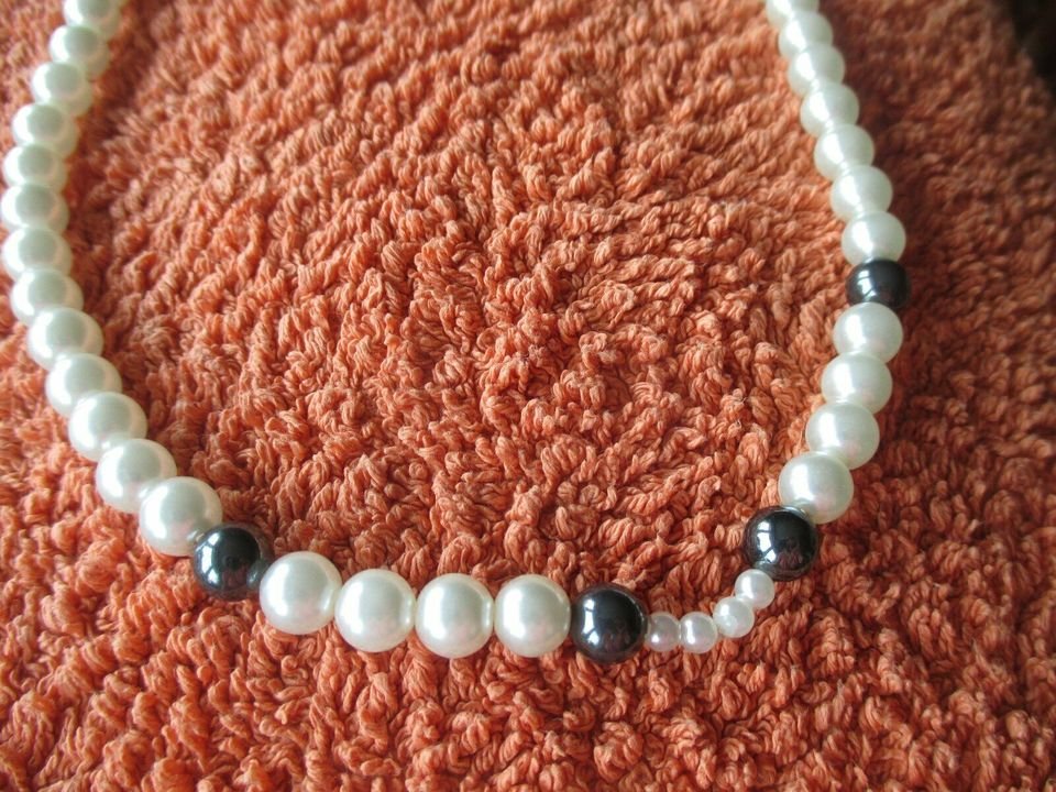 NEUw * Elegant * ausgefallen * ORIGINAL VINTAGE * Designer * Perlen * Collier * Kette * cremé- weiß * rauch- blau *