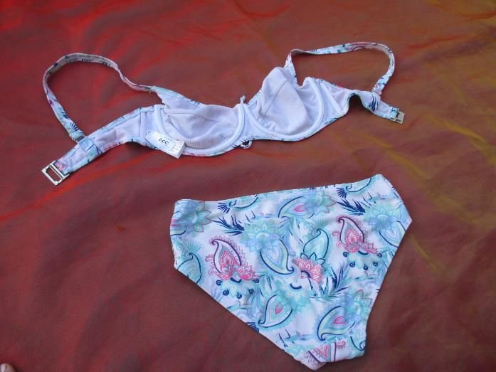 NEU ungetragen * Boho * Hippie * Festival * Paisley * Blumen * Blüten * Flower- Power * Bügel * Bikini 