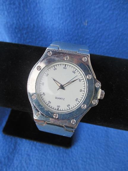 NEU OVP Original verpackt * Mondän * stylisch * Damen oder Herren * Unisex * Retro- Style * Armband- Uhr * Edelstahl- Silber *