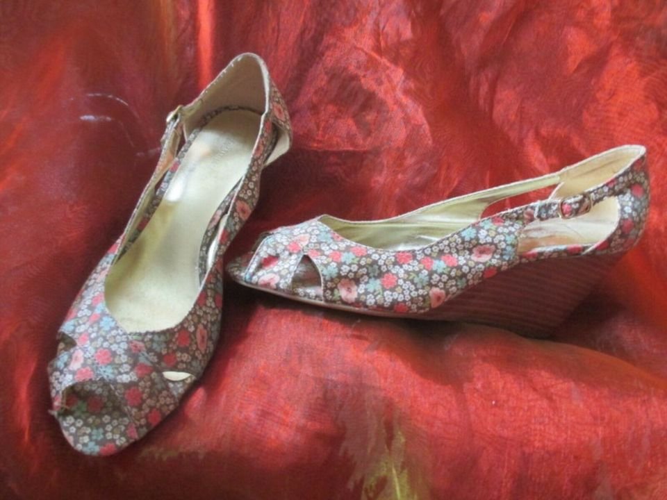 NEU * Petit * Mille Fleurs * Blumen * Blüten * Flower- Power * Peep- Toes * Wedges * Keilabsatz * Sandaletten * Schuhe 