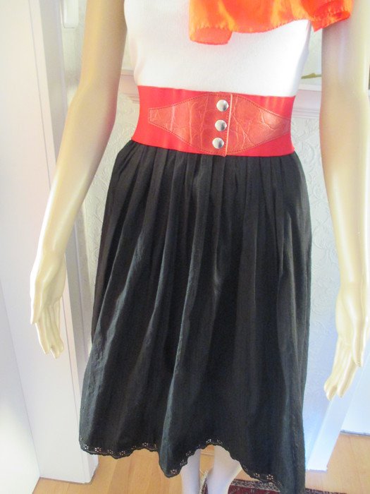 NEU * Edel * Original VINTAGE * DESIGNER * 100% Wild- Seide * Boho * Gipsy Style * Stufen * High Waist * Teller- Rock * Gr. 36- 38/ S * schwarz * Gothic *