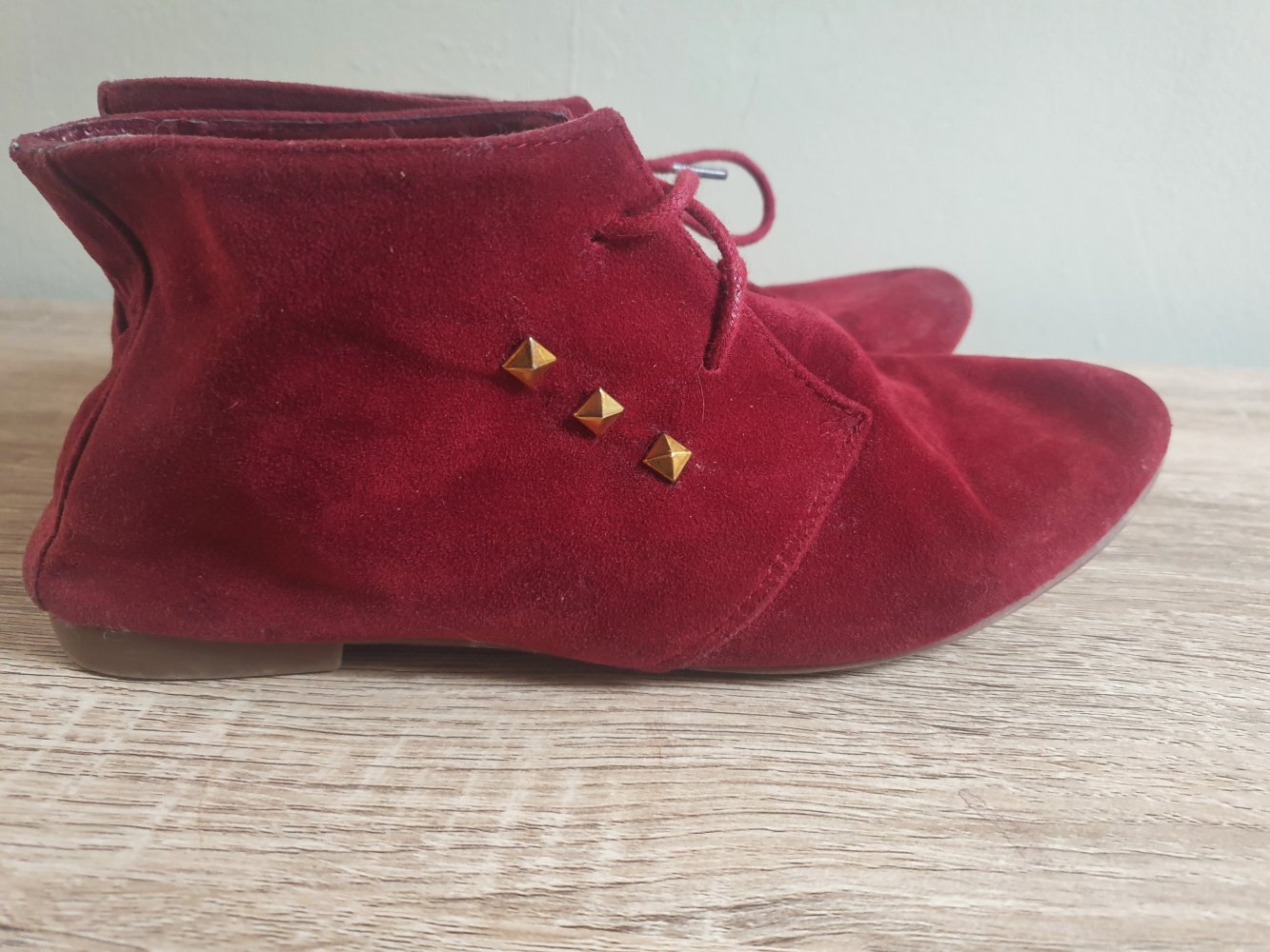 Bordeauxrote Stoffschuhe
