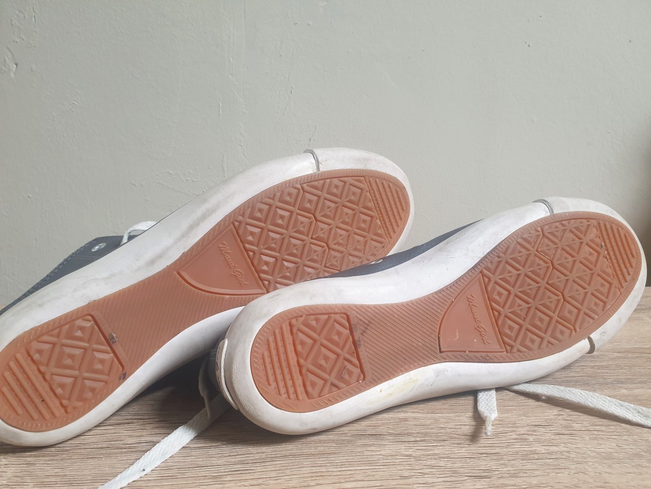 Graue Sneaker