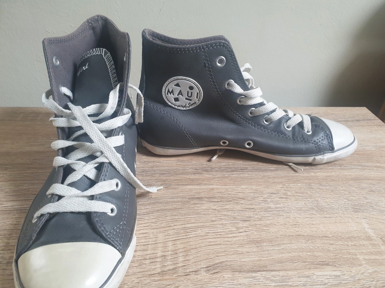 Graue Sneaker
