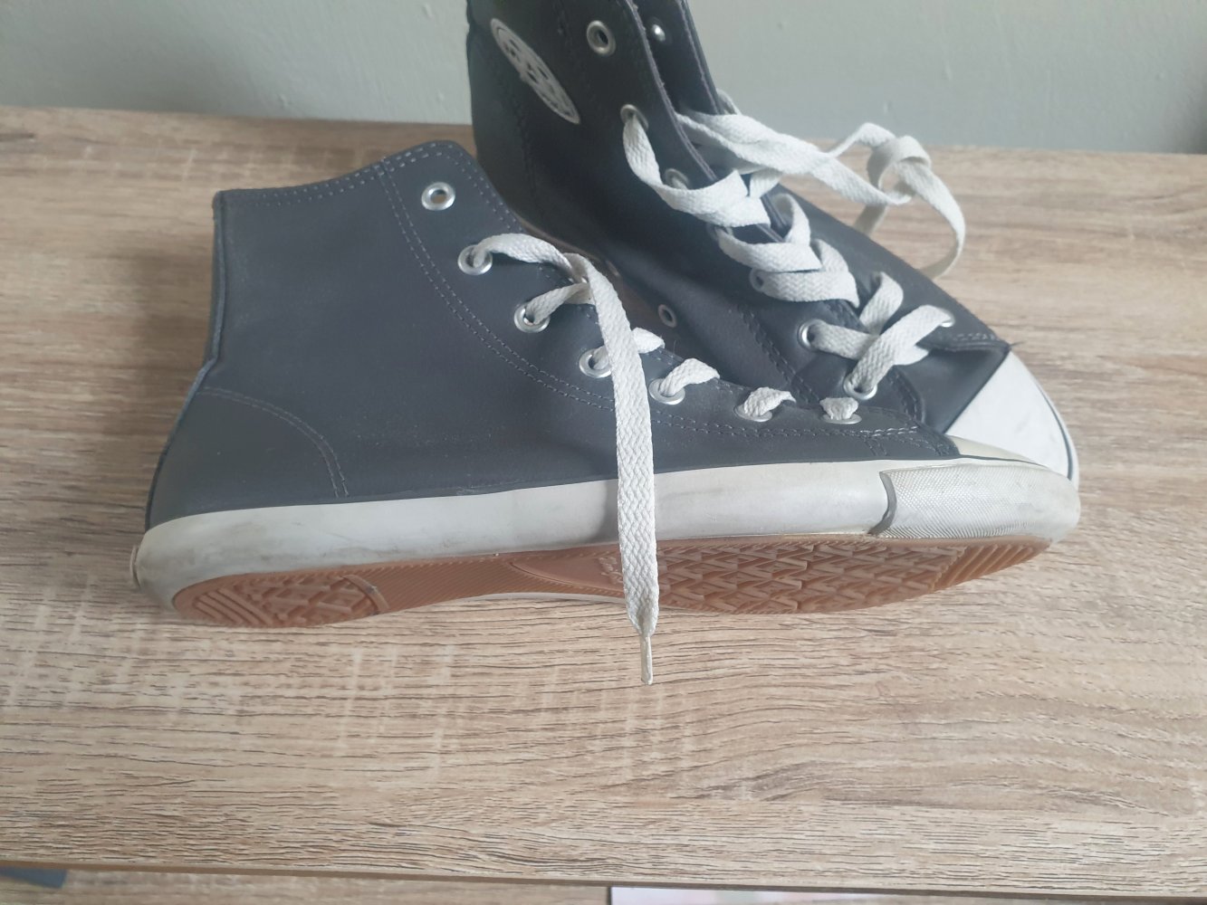 Graue Sneaker