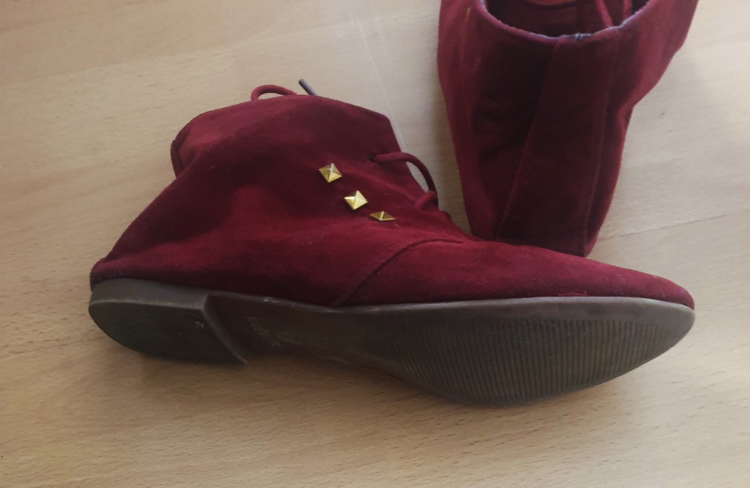 Bordeauxrote Stoffschuhe