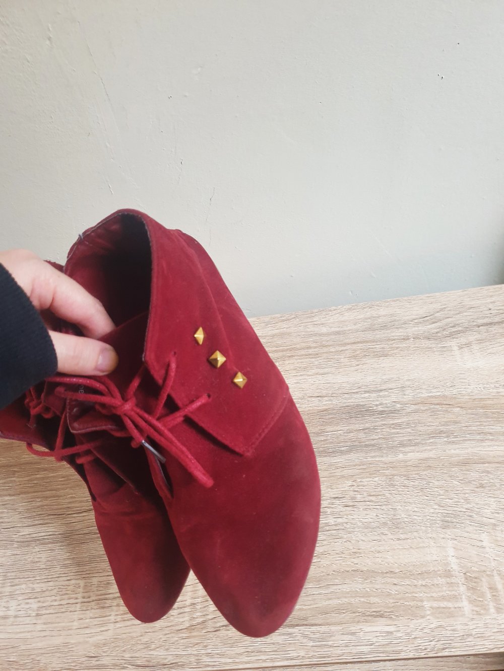 Bordeauxrote Stoffschuhe
