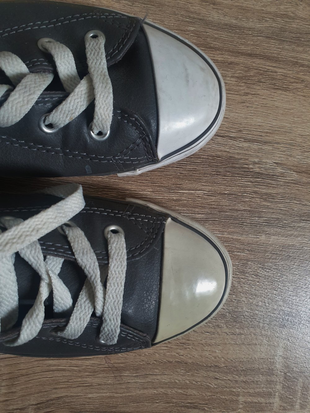 Graue Sneaker