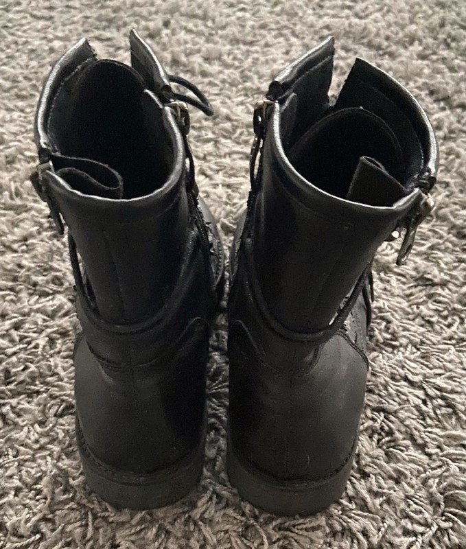 schwarze Boots mit Pailletten