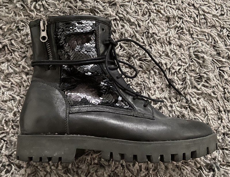 schwarze Boots mit Pailletten