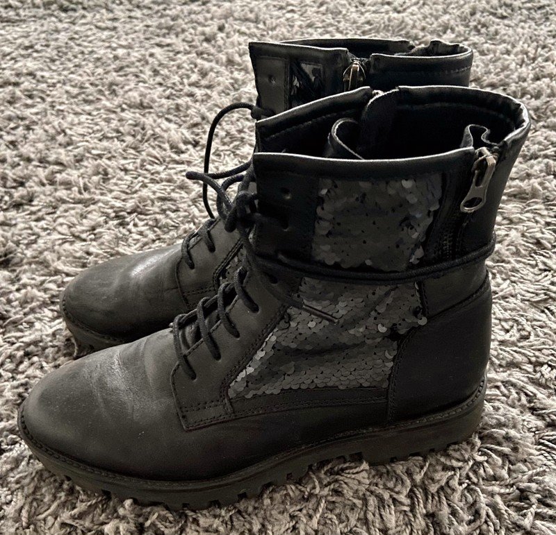 schwarze Boots mit Pailletten