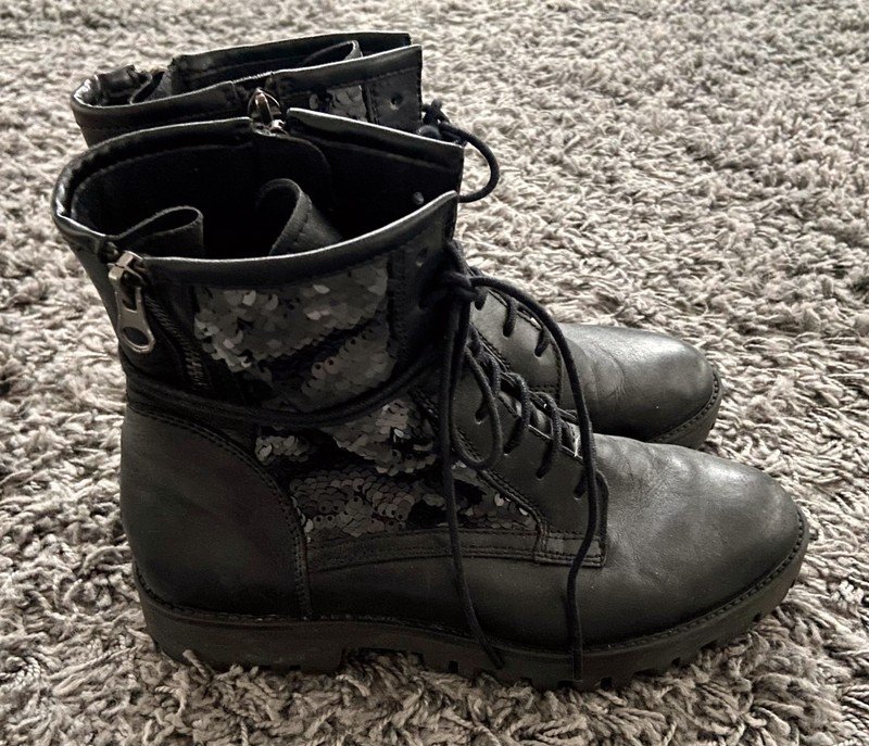 schwarze Boots mit Pailletten