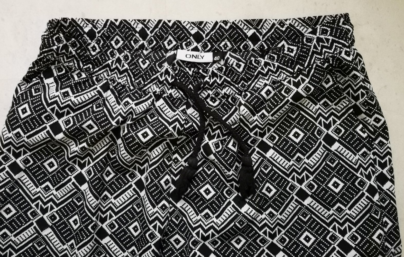 Only Stoffhose Haremshose schwarz/weiß Gr.40