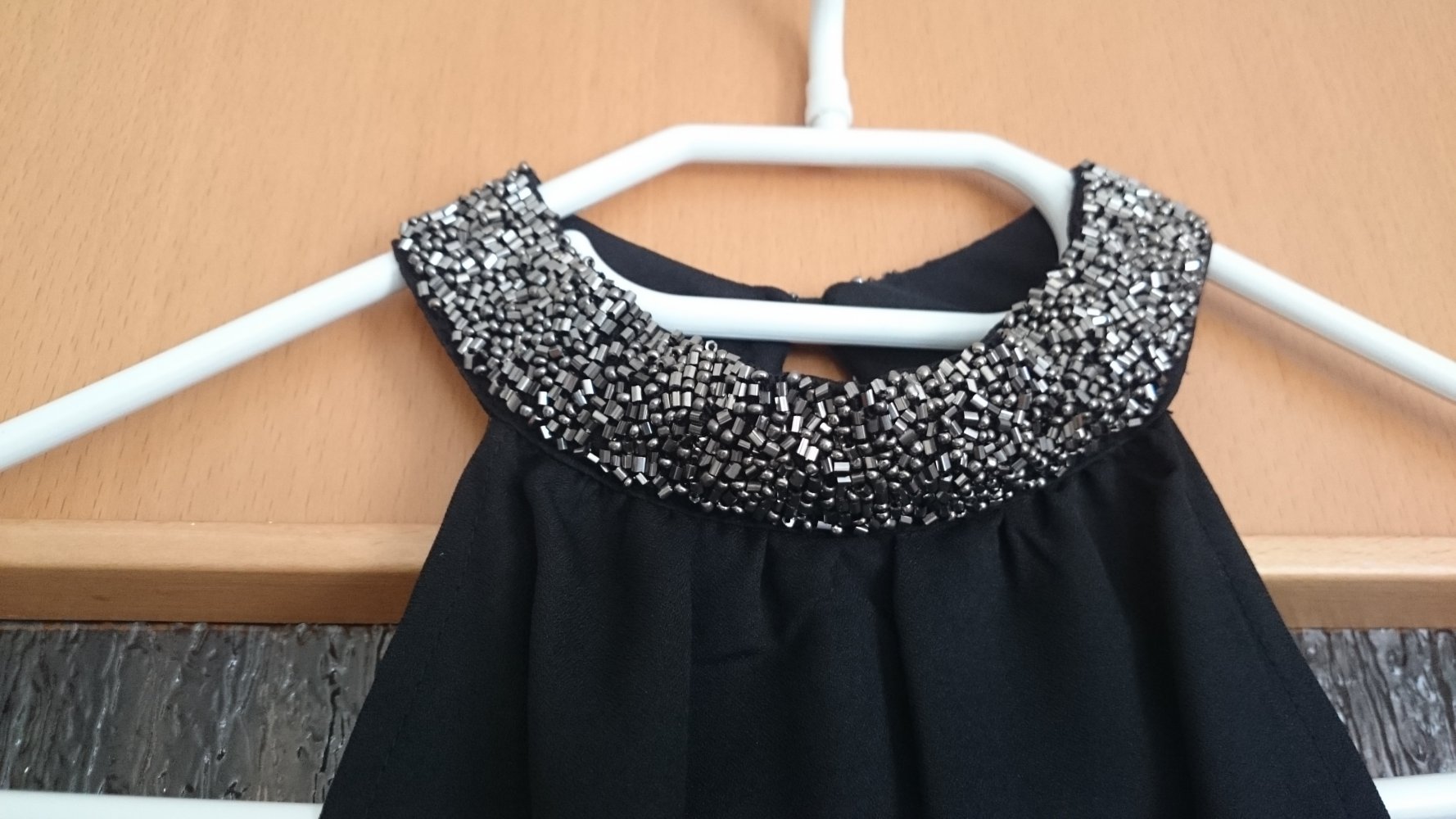 schwarzes Top mit Pailletten
