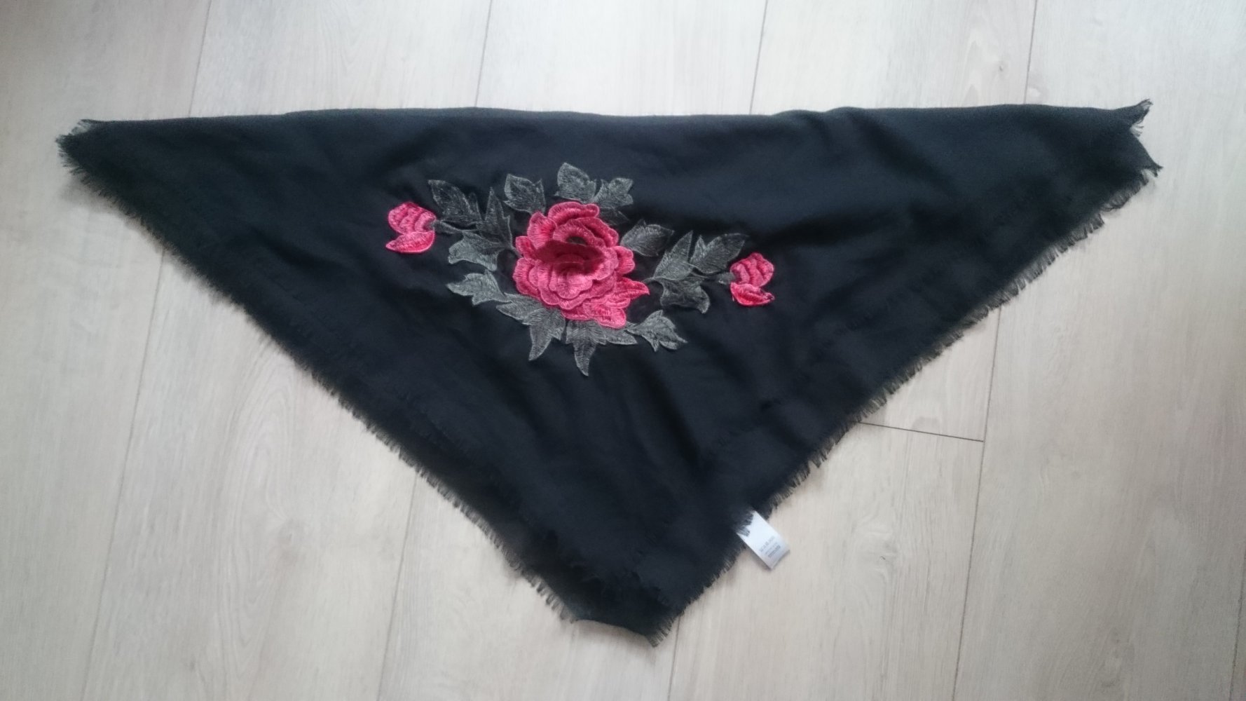 semitransparentes Tuch mit Rosen Applikation